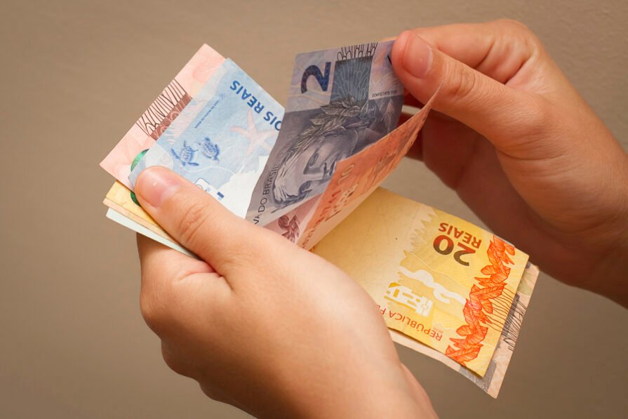 Juros Devoram Orçamento e Abrem Caminho para Privatização Silenciosa de Saúde e Educação